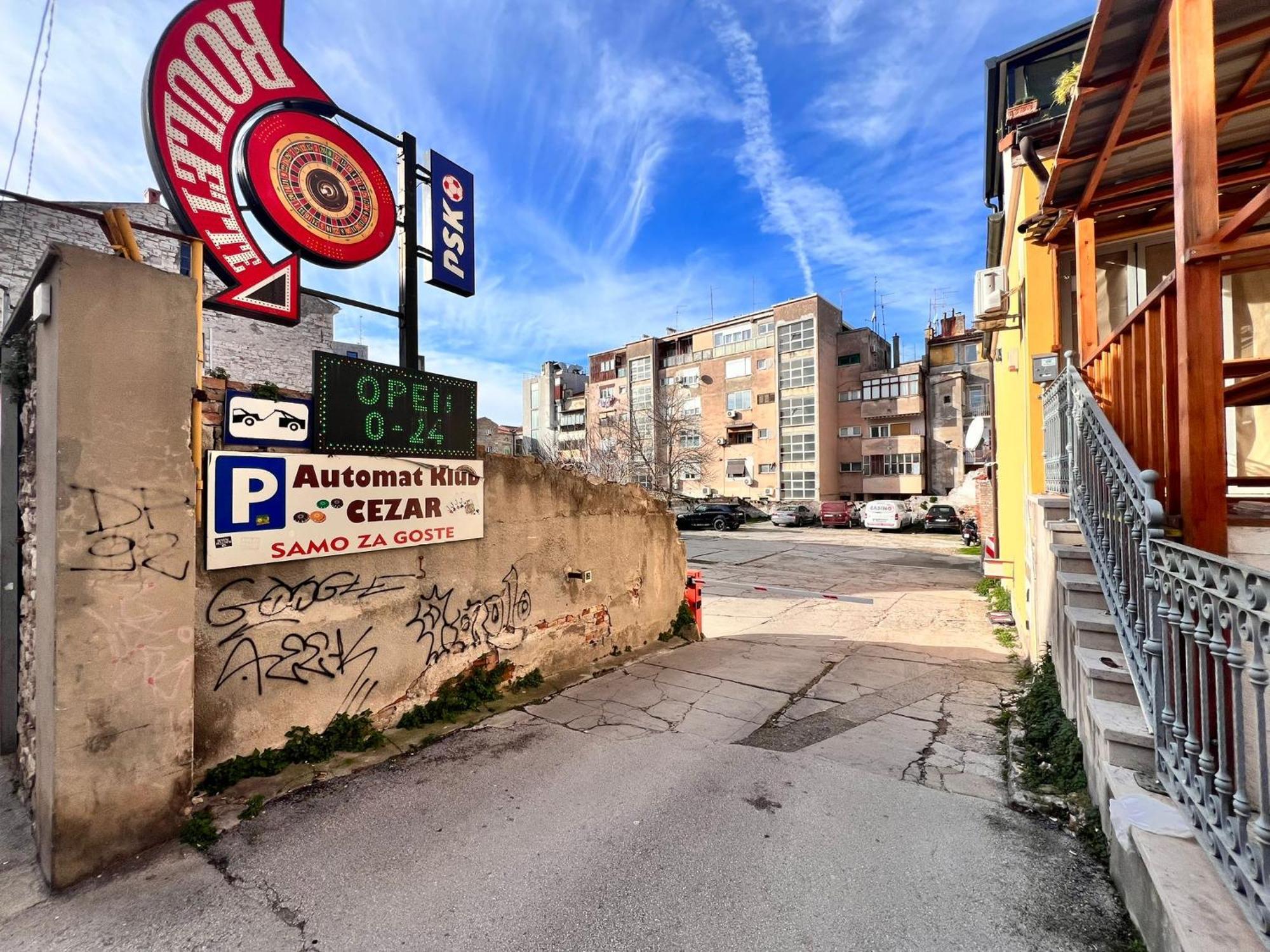 Arta Apartments City Center - With Private Parking Pula Extérieur photo