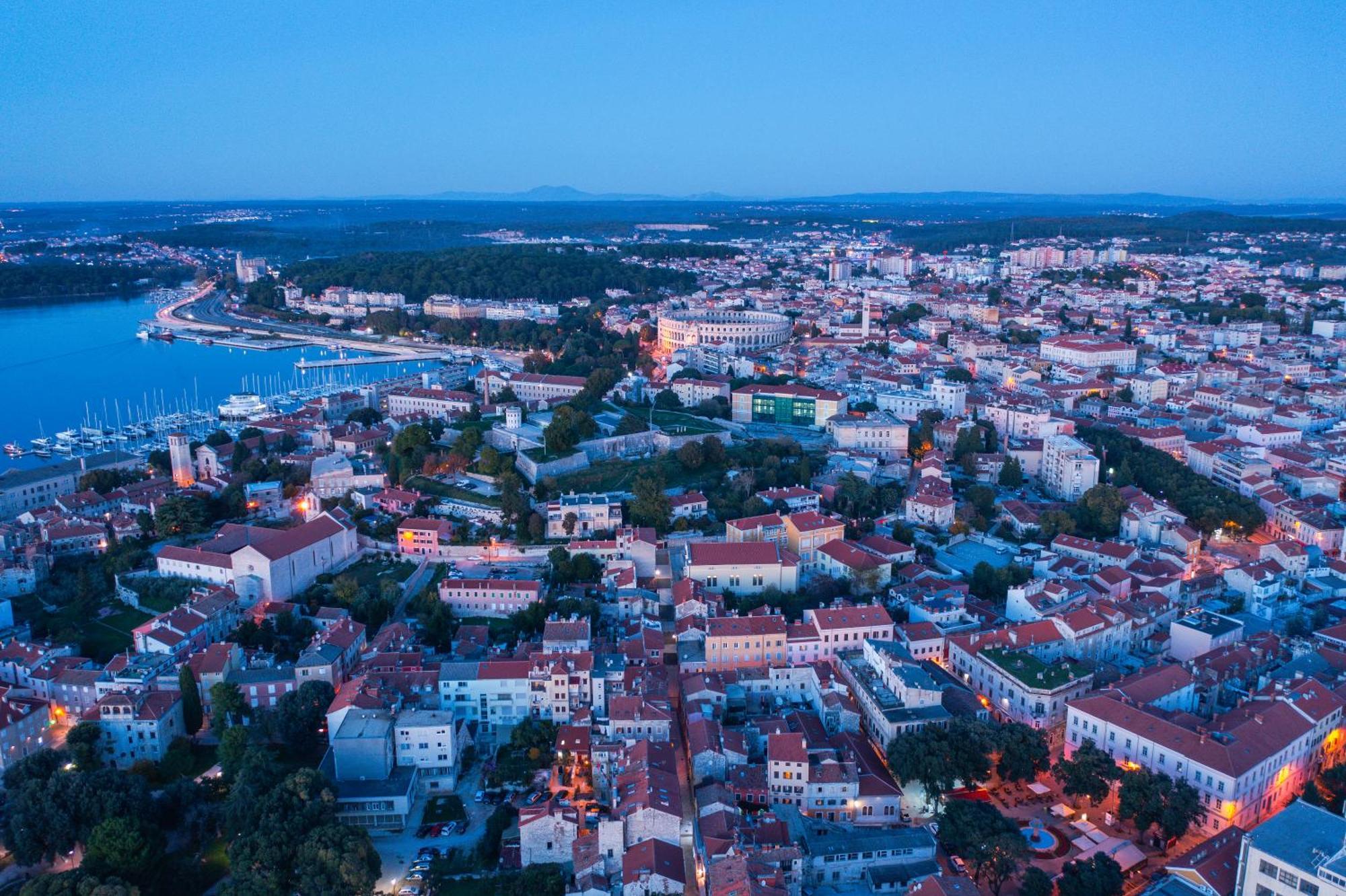 Arta Apartments City Center - With Private Parking Pula Extérieur photo