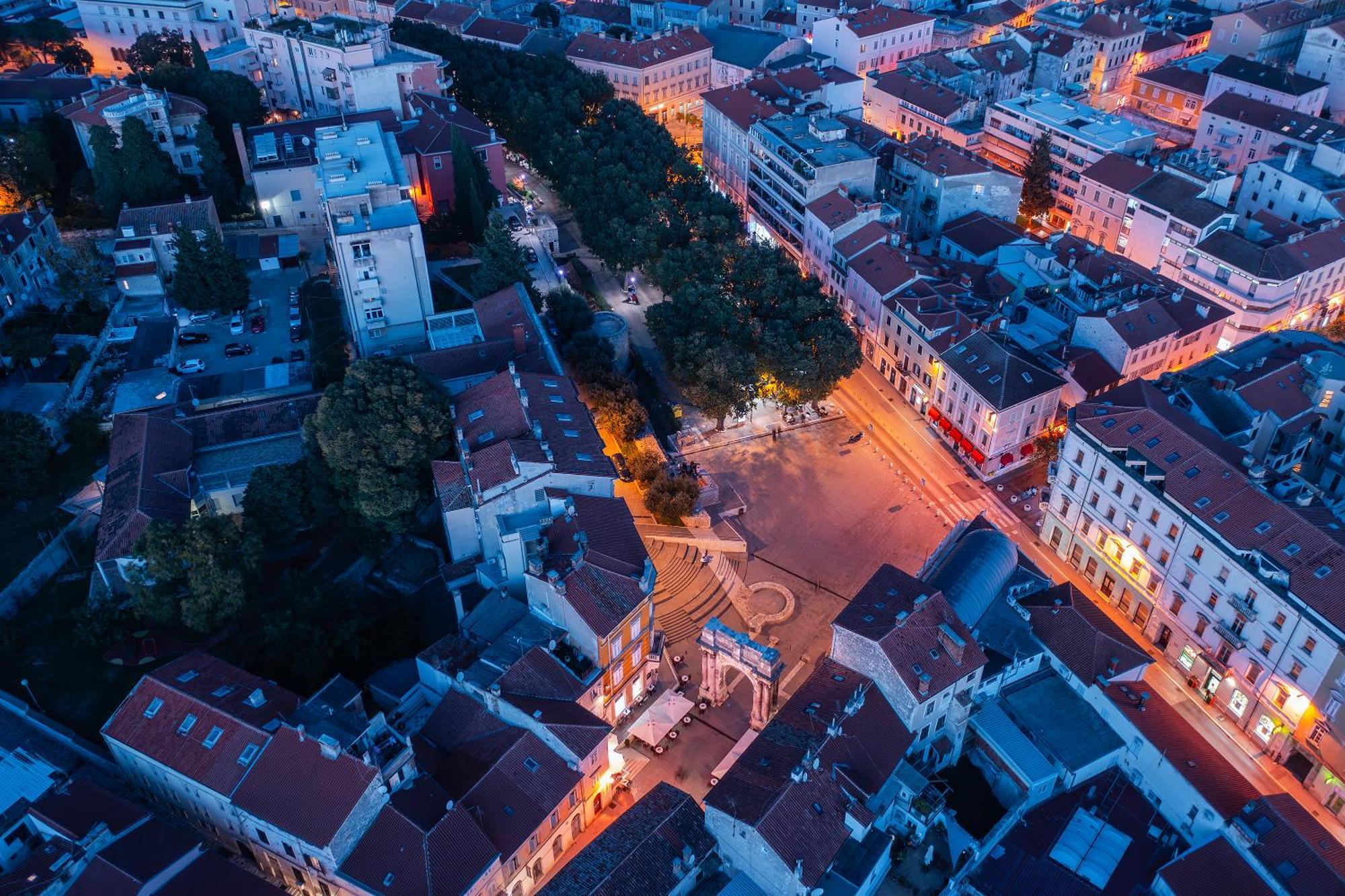 Arta Apartments City Center - With Private Parking Pula Extérieur photo