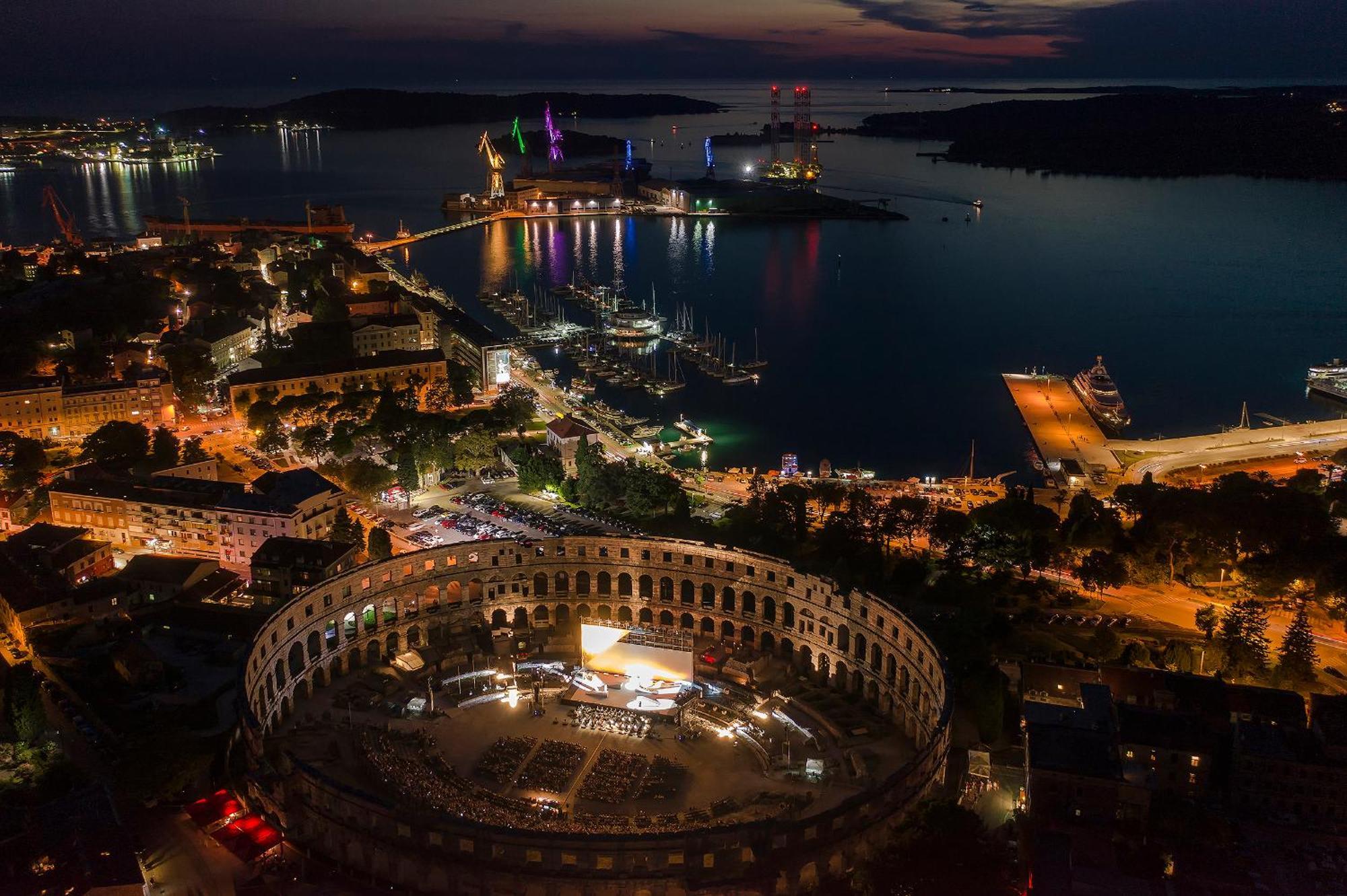 Arta Apartments City Center - With Private Parking Pula Extérieur photo